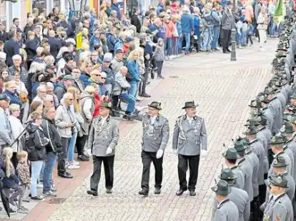 Seine Majest&auml;t Johannes Freesemann (Mitte), K&ouml;nigsbegleiter Roland Renz (links) und Adjutant Dieter &bdquo;Buddy&ldquo; Kramer beim Abschreiten der Compagnie.