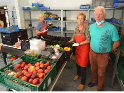 K&uuml;mmern sich t&auml;glich ehrenamtlich um die Kunden der Tafel in Aurich: Ernst Kuntner (rechts) und seine Mitarbeiterinnen in der Abteilung Obst- und Gem&uuml;se.