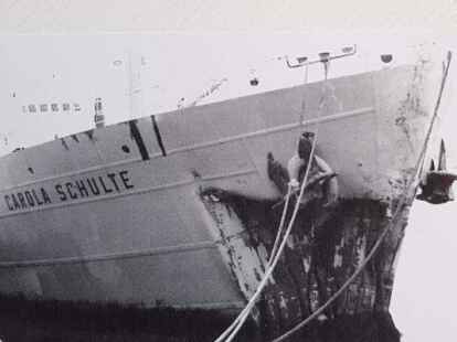 Noch man&ouml;vrierf&auml;hig, aber stark reparaturbed&uuml;rftig: die &bdquo;Carola Schulte&ldquo; nach dem Zusammensto&szlig; mit der Mole im Hafen von Las Palmas. Bild Privat