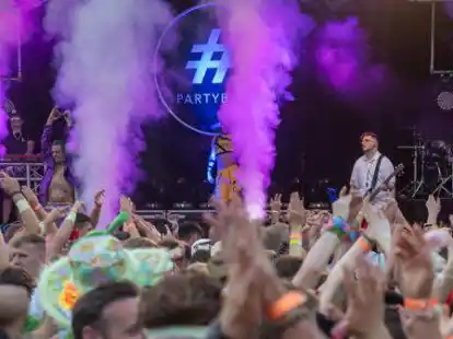 Beste Stimmung auf der Sommer-Fasching-Party am Samstag, 2. Juli, im Stadion am Habbr&uuml;gger Weg. Anwohner waren indes &uuml;ber das Event mit 5000 Besuchern nicht so erfreut. BILD: Sascha St&uuml;ber