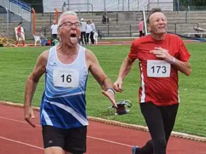 Zufrieden mit seinen Ergebnissen: Wolfgang Jung (links)