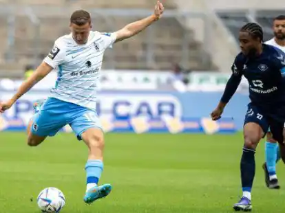 Abwehrversuch: Oldenburgs Dominique Ndure (rechts) gegen M&uuml;nchens Martin Kobylanski