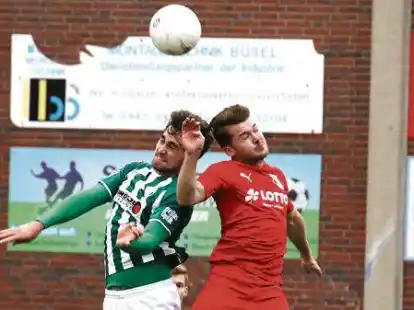 Luftduell: Im November 2021 setzte sich der VfL Oldenburg (links: Fynn Friedrichs) gegen die Bersenbr&uuml;cker um Ex-VfBer Moritz Waldow (rechts) zu Hause mit 4:2 durch.