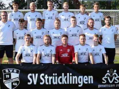 <p>Der SV Str&uuml;cklingen (hinten,von links): Jannik Sondag, Hannes Kruse, Steffen Waden, Nils Koppelkamm, Paul Remmers, Eike Hermes,(Mitte, von links): Trainer Kurt Ullmann, Theis B&ouml;hmann, Henry Lukassen, Florian Schoon, Maik Thoben, Co-Trainer Denis Widder, Betreuer Thorsten Haan, (vorne, von links): Hannes Einhaus, Andre Sick, Eike ter Veer, Marcel August, Marvin Geesen; es fehlen: Sven Fugel, Tilo Hermes, Maximilian Kinast, Julio Niestroj, Ole Schlump.</p>