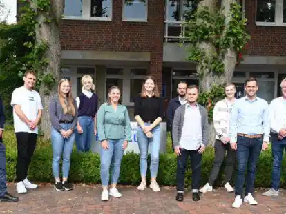 Erster Gemeinderat Matthias Meyer (von links), Luca Findeisen, Nina Meyer, Lucia Geese, Marie-Christin Hopp, Emma Logemann, Maikel Demir, Kevin Bielefeld, Jonas Franke, Sebastian Pundsack, und Personalratsvorsitzender Heiko Zimmermann.