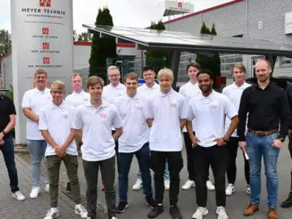 Ausbildungsstart bei der Meyer-Technik-Unternehmensgruppe: Die neuen Azubis mit dem Ausbilderteam (in schwarzen Hemden, von links): Teamleitung Carolin Wachtendorf, Christian Becker, Michael Wienrank und Volker Wehrhahn.