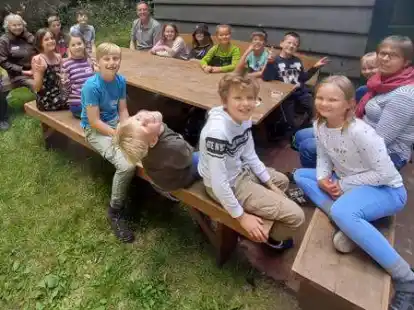 Die Betreuer Carola Freise (von links), Jutta Liss, Heiko Ackermann und Hildburg Innecken mit den Kindern vor der Jagdh&uuml;tte.