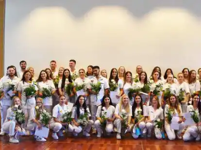 In Vechta schlossen acht Gesundheits- und Kinderkrankenpflegerinnen sowie 17 Gesundheits- und Krankenpfleger ihre Ausbildung ab, in Cloppenburg 25 Gesundheits- und Krankenpfleger.