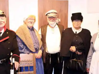 Hartmut K&uuml;hne (Dorfpolizist, von links), B&auml;rbel K&ouml;nig-Riesner (Spinnerin Leni), Fulko Thaden (M&uuml;hlenbauer), Ingeborg Laverenz (Frau Pastor) und Jutta Barghop (Apothekerin) sind f&uuml;nf der insgesamt 21 Ehrenamtlichen, die beim M&uuml;hlengefl&uuml;ster dabei sind.