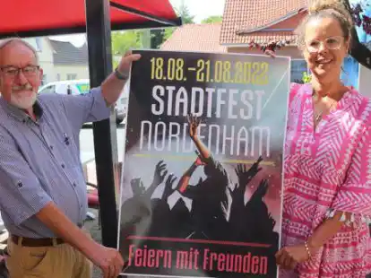 Udo Venema und Arischa Schmitz freuen sich auf das Nordenhamer Stadtfest 2022.