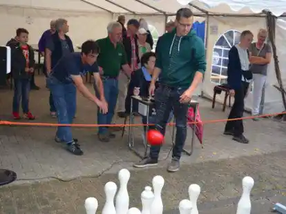 Auch Martin Fr&uuml;hwacht (Bildmitte) vom Verein De Diekl&uuml;e aus Norderschweiburg versuchte sich beim Luftkegeln. Insgesamt gingen 100 Mannschaften an den Start.