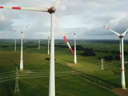 Drohnenblick in den Windpark Sande: Hier soll ab 2023 zus&auml;tzlich auch Freifl&auml;chen-Fotovoltaik Energie erzeugen.