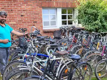 &bdquo;Danke Hude!&ldquo; sagt Sharam Sakhravi von der Fahrradselbsthilfewerkstatt des Kulturhofs. Er zeigt hier nur einen Teil der vielen gespendeten R&auml;der.