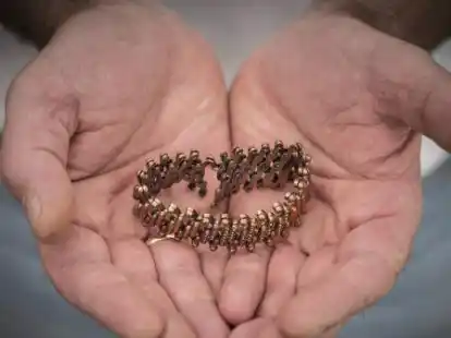 Das Armband wurde dem Sinto Johann Franz nach seiner Deportation ins Konzentrationslager Auschwitz abgenommen. Die Organisation Arolsen Archives &uuml;bergab das NS-Raubgut in Brake an den Urenkel Thomas Franz und dessen Familie.