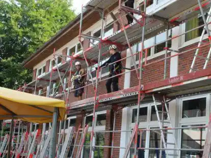 Sanierungsarbeiten an der Oberschule in Wiefelstede: Arbeiter r&uuml;steten am Freitag einen Teil des Schulkomplexes ein.