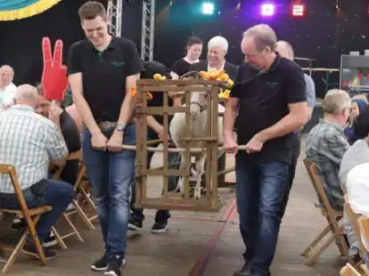 Die Mitarbeiter der Firma H&uuml;ls aus Markhausen ersteigerten sich den Schafsbock und brachten das Tier aus dem Festzelt.