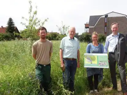 Beim Aufstellen der Infotafel: (von links)  Klaas Meyer-Hardiek, Bernhard Bruhnken, Dr. Ilka Strubelt, J&ouml;rg Tantzen