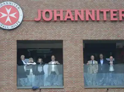 Auf dem Balkon einer Wohnung in der &bdquo;Neue Mitte Petersfehn&ldquo; (von links): Dienststellenleiter Stephan Siemer, Ines F&uuml;ssel vom Bereich Wohnkonzepte, die Leiterin der Stabsstelle Integration Helene Frieden, das designierte Mitglied im Regionalvorstand Dieter Meyer, JUH-Pr&auml;sident Volker Bescht, Ortsbeauftragter Lars Johnsen und Wilfried Barysch, Mitglied im Regionalvorstand.