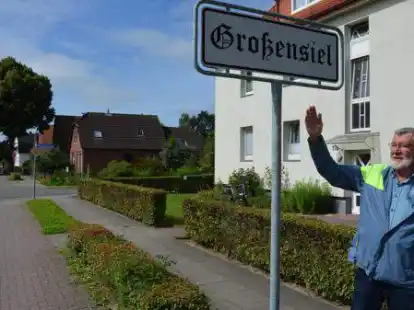 G&uuml;nter Mehrtens vom Club Weserstrand freut sich, dass die Stadtverwaltung drei Hinweisschilder mit dem Aufdruck &bdquo;Gro&szlig;ensiel&ldquo; aufgestellt hat.