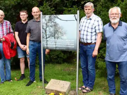 Gerhard Roos, S&ouml;nke M&uuml;ller, Frieder Bunjes, Gerd Coldewey und Hans Meinen (von links) mit der neuen Informationstafel am Gedenkstein
