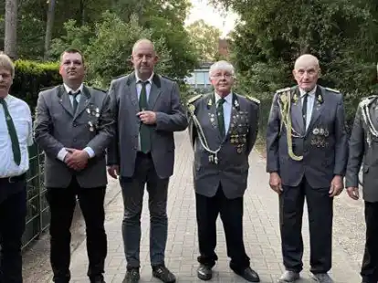 Ehrungen beim  Sch&uuml;tzenverein Sandersfeld (v.l.): Schie&szlig;wart  Harald Popken, Christian Buhre und  Christian Ahlers (beide 25 Jahre dabei), G&uuml;nter Heinemann (50 Jahre), Heinz-Dieter Haschen (60 Jahre) und 1. Vorsitzender Rainer Gramberg. Die Orden gibt es sp&auml;ter auf dem Sch&uuml;tzenfest.