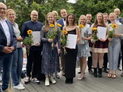 Freuten sich &uuml;ber den Abschluss (v.li.): Johanniter-Vorstand Wilfried Barysch, Sonja Stolle, Christopher T&ouml;njes, Frederike G&auml;rtner, Janka Fugel, Matti Rosenkranz, Leonie-Jill Hohmann, Nele-Marie Schwieger, Janis Post, Stine Gode, Thomas Bonefas, Mathilda Mahlmann, Personalleiter Christian Rowold und Jan Jensen.