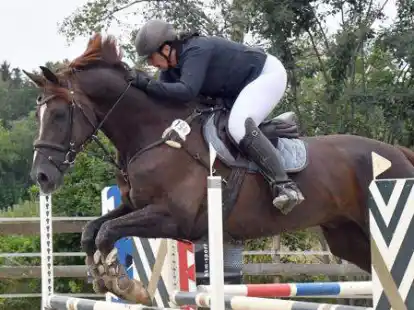 Alexandra Schneider auf Flo&rsquo;s Love im A**-Springen mit Idealzeit. Mit ihren Pferden qualifizierte sie sich in mehreren Pr&uuml;fungen.