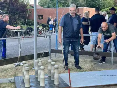 Beim Luftkegeln kommt es auf Geschick und ein gutes Augenma&szlig; an.
