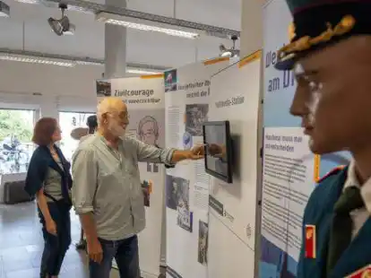 Ulrich Hartig bedient ein Multimedia System der Ausstellung Frieden geht anders.  Foto: St&uuml;ber