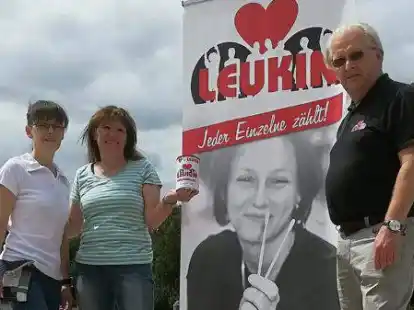 &Uuml;bergabe am Hollener See: Die Organisatorinnen Rita Stoyke (links) und Monika Schulte &uuml;berreichten die Spendendose an Horst Morgenstern von Leukin.