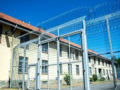 Ein gesichertes Geb&auml;ude in der Abteilung Langenhagen der JVA Hannover.