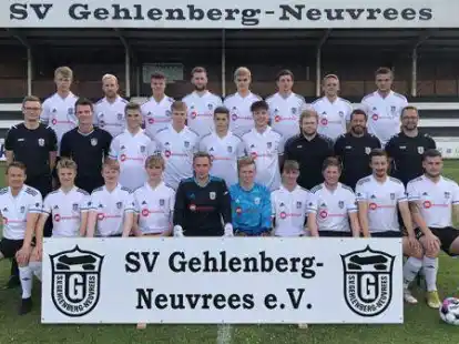 Die Mannschaft des SV Gehlenberg in der Saison 2022/2023 (Hinten, von links): Bernd Olliges, Matthias Lukas, Lucas Meyer, Sebastian Meyer, Jannes Behnen, Tobias Tiefringer, Rene Meemken, Marvin P&uuml;nter, (Mitte, von links) Michael Thyen, Patrick Jan&szlig;en, Janek Fortmann, Oliver Behnen, Jan Pohlabeln, Jann Reiners, Daniel Windt, Bastian Haase, Horst Schrapper, (Vorne, von links) Vitali Heidt, Daniel Meyer, Timo Kramer, Simon Behnen, Michael Norrenbrock, Jan Gerd Bruns, Marcel Lammers, Thomas Steenken, Florian Frerichs, Justin Heinz.