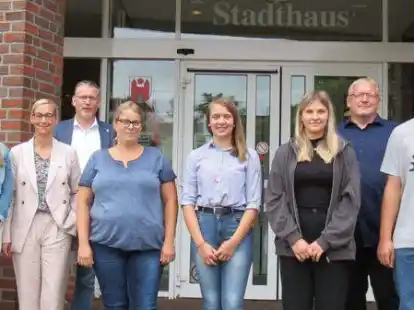 Auszubildende und Verantwortliche der Stadt Wildeshausen (von links): Carola Freyberg, Alisa Dasenbrock (Vorsitzende der JAV), Jens Kuraschinski (B&uuml;rgermeister), Ann-Kathrin Nollmann, Henrike Horst, Jule Terhaag, Matthias Schnieder (Kl&auml;ranlage Wildeshausen) und Pascal Nustedt.