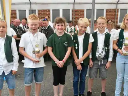 Das neue K&ouml;nigshaus der Sch&uuml;ler und der Kinder (v.l.):  Jarno Helmers,  Liam Schwarting, Mayra Wieting, Fredo St&ouml;ver,  Jonas Helmers und  Janne Schweers.