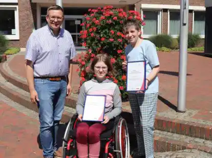 B&uuml;rgermeister Nils Anhuth &uuml;berreichte Franziska Sanders (Mitte) und Christine Tinnefeld ihre Qualifizierungsurkunde.