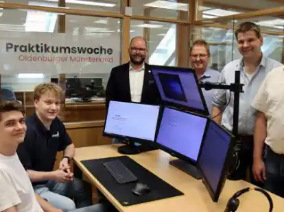 Praktikant Renke Labohm (von links) l&auml;sst sich bei der Praktikumswoche OM von Azubi Bill Stamma die Arbeit eines Fachinformatikers zeigen. Mit dabei sind Landrat Johann Wimberg, die Gesch&auml;ftsf&uuml;hrer Franz H&ouml;gemann und Michael Hanneken sowie Hartwig T&ouml;nnies.