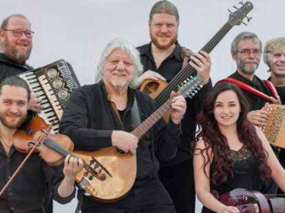 Spielt im Innenhof des Wiefelsteder Heimatmuseums: die Gruppe Laway. Sie pr&auml;sentiert plattdeutschen Folk.