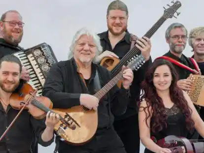 Spielt im Innenhof des Wiefelsteder Heimatmuseums: die Gruppe Laway. Sie pr&auml;sentiert plattdeutschen Folk.