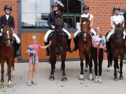Waren erfolgreich beim Turnier (von links): Emma Konnemann mit Nike Constabel auf Coby L, Lia Gatz mit Neele Kurzke auf Anka, Anouk Wachholder auf Diamond Daggi mit Amelie Borchers sowie Daria Venzke auf Dambeldor 2 mit Mira Constabel. Foto: