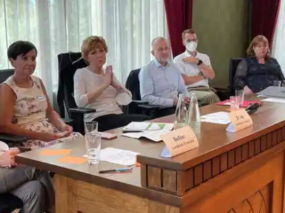 Sie informierten &uuml;ber das Betreuungsrecht: (von links) Martina Be&szlig;ler, Dr. Silke Sell, Barbara Havliza, J&ouml;rg Duvenhorst, Andree Preuk und Melanie Eden