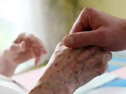 Im Landkreis Leer wird die Pflegeplatzsuche durch ein digitales Portal erleichtert.