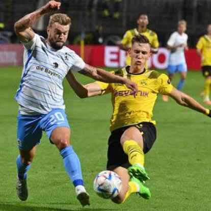 Traf zuletzt mit 1860 M&uuml;nchen in der ersten Runde des DFB-Pokals auf Borussia Dortmund: Yannick Deichmann (links) wird hier von BVB-Nationalspieler Nico Schlotterbeck abgegr&auml;tscht.