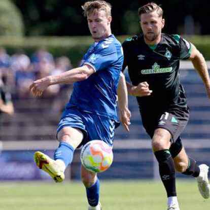 Einen Schritt voraus: Oldenburgs Leon Deichmann (links) im Testspiel gegen Werder Bremens  Niclas F&uuml;llkrug