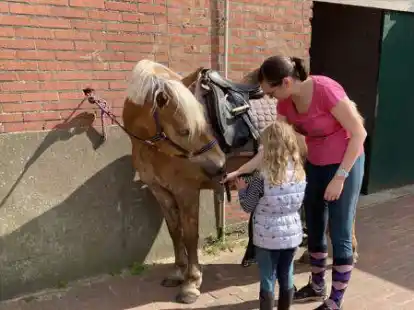 Hoffen, dass die Mitglieder dem Verein treu bleiben: Reitlehrerin Stefanie Gr&uuml;ner und Haflinger Jun mit einer Reitsch&uuml;lerin.