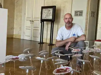 Verfolgt auch einen guten Zweck: Ricus Sebes verkauft in seiner Ausstellung &uuml;ber 130 Keramik-Bl&uuml;ten, um mit dem Erl&ouml;s ukrainische Keramik-Studenten zu unterst&uuml;tzen.