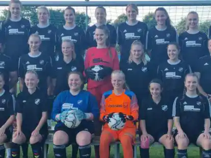 Die DJK Bunnen (hinten, von links) mit: Lisa Ratermann (Mannschaftsverantwortiche), Jule D&uuml;ker, Eva Heidekamp, Elisa Ger&auml;t, Marie Moorkamp, Juliane Dellwisch, Carla Schmidt, Jessica M&uuml;ller, Anna Niehaus (Mitte, von links) Trainer Sascha Anneken, Sarah Marcotte, Mieke Bl&ouml;mer, Jessica Haackmann, Leonie Martin, Katharina Moormann, Co-Trainer Stefan Niedrig (vorne, von links) Aleks Gasior, Viktoria Welp, Chiara Langen, Svenja Sch&ouml;bel, Vera H&uuml;lskamp, Vanessa Krasniqi; es fehlen: Leonie Mahler, Leonie Wiese, Pia Dirksen, Anna Moorkamp, Frederike Sibbel, Lilly Beckert