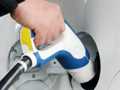 Gegen ein vom Bund geplantes &bdquo;Deutschlandnetz&ldquo; mit Schnellladestationen f&uuml;r E-Autos regt sich Widerstand bei privaten Betreibern.