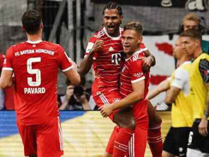 Jeder darf mal: Die Bayern-Spieler Benjamin Pavard, Serge Gnabry und Joshua Kimmich feiern ihre Tore gegen Eintracht Frankfurt