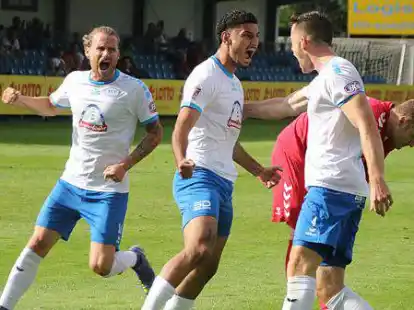 Gro&szlig;e Freude: Kevin Samide (links) und Niklas von Aschwege (rechts) feiern mit Torsch&uuml;tzen Kasra Ghawilu das sp&auml;te 3:3 gegen Norderstedt.