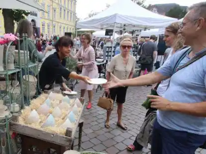 Ein Besuchermagnet: Der Keramikmarkt auf dem Oldenburger Schlossplatz lockt traditionell tausende Menschen an.